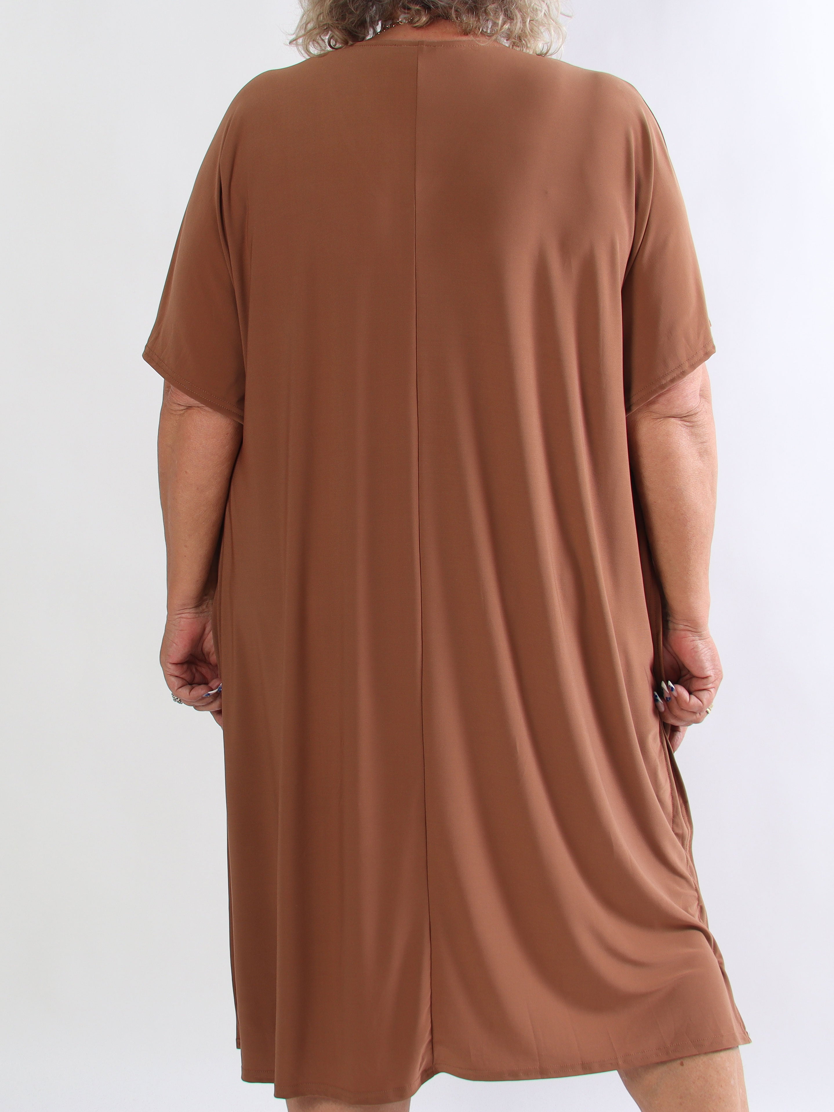 Reem Plain - Elastisk plus size kjole i løs pasform med v-udskæring